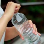 Info Shqip: E bëjmë të gjithë këtë gabim, por pse është e rrezikshme të pish ujë nga shishet plastike?
