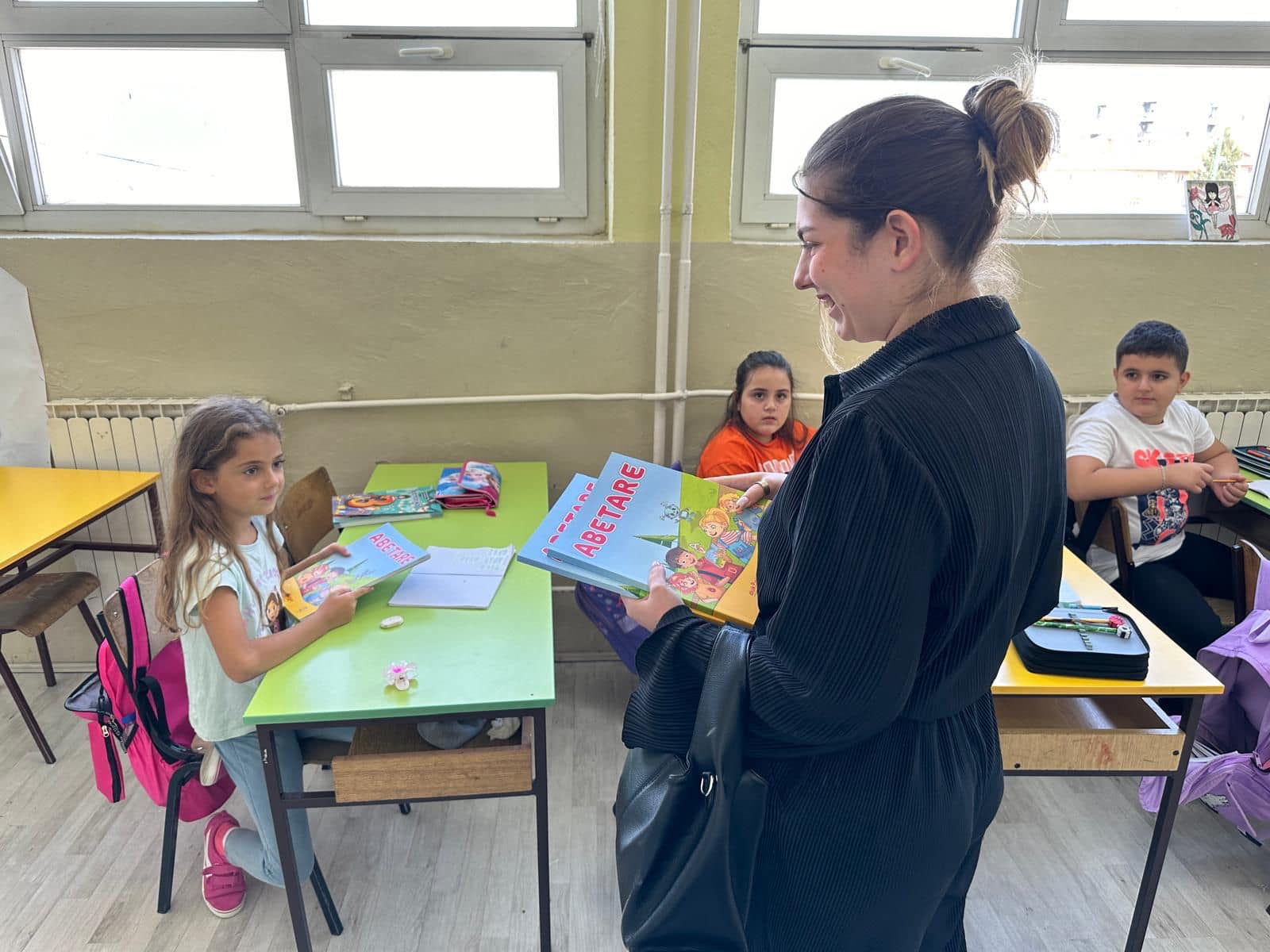 Koalicioni Vlen mbështet nxënësit e klasës së parë në shkollat e Dibrës, shpërndan Abetaren e unifikuar