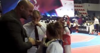 Info Shqip: Skandal në Europianin e Taekwondos: Trajneri kosovar e godet me shuplakë garuesen e tij pas humbjes në finale nga garuesja serbe (VIDEO)