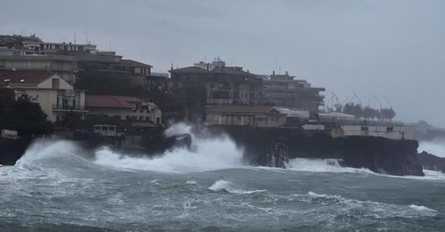 Stuhi, erëra të forta dhe rrufe! Moti i keq përfshin vendin fqinj, mbyllen shkollat dhe universitetet