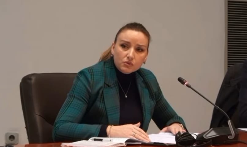 Ministri shqiptar Besar Durmishi dorëzon ligjet vetëm në gjuhën maqedone, Ilire Dauti braktis seancën e komisionit pasi qeveria vazhdon që të mos respektojë gjuhën shqipe