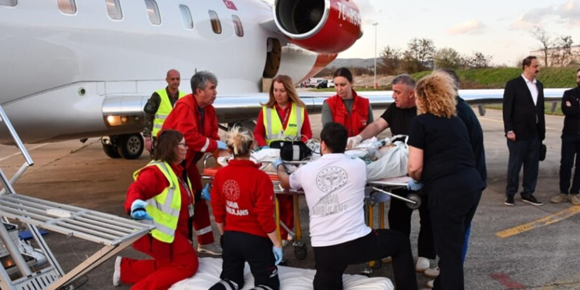 Avioni i ambulancës i dërguar nga Turqia për të marrë të lënduarit nga zjarri në Koçani mbërrin në Shkup